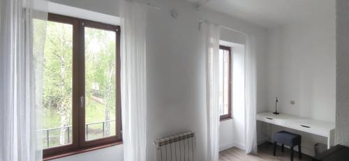 Cette chambre blanche dispose d'une fenêtre et d'un bureau. dans l'établissement Le Roosevelt - Central - Park view, Wifi, à Clermont-Ferrand