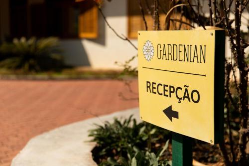 Sijil, anugerah, tanda atau dokumen lain yang dipamerkan di Gardenian Lodge
