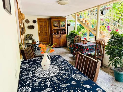 Jardí fora de Home Inn-Guesthouse