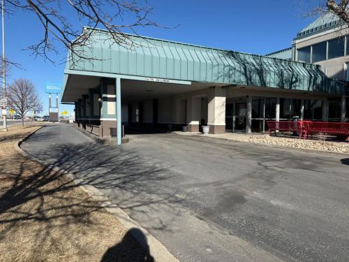 an empty street in front of a building at Sonesta Essential - Rapid City in Rapid City