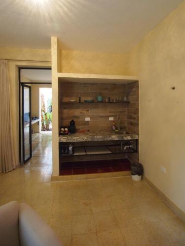 a kitchen with a counter in a room at Villa Candita, a unos pasos del Paseo Montejo in Mérida