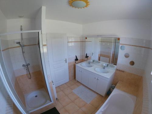 La salle de bains est pourvue de 2 lavabos, d'une douche et de toilettes. dans l'établissement Maison avec grand jardin, à Saint-Martial-sur-Né