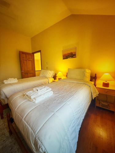 Katil atau katil-katil dalam bilik di Overlook Poolside Getaway With Seasonal Pool