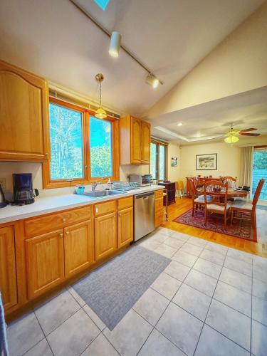 Dapur atau dapur kecil di Overlook Poolside Getaway With Seasonal Pool