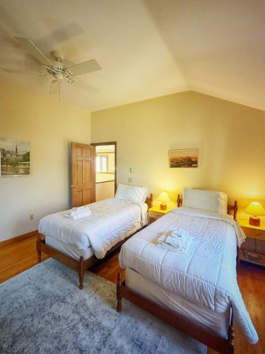 Katil atau katil-katil dalam bilik di Overlook Poolside Getaway With Seasonal Pool
