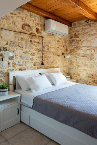 Postel nebo postele na pokoji v ubytování Villa Xerolithia