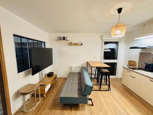 Photo de la galerie de l'établissement Appart T2 bien équipé avec tram t1 et commodités à proximité 13 min du centre de Nantes, à Saint-Herblain