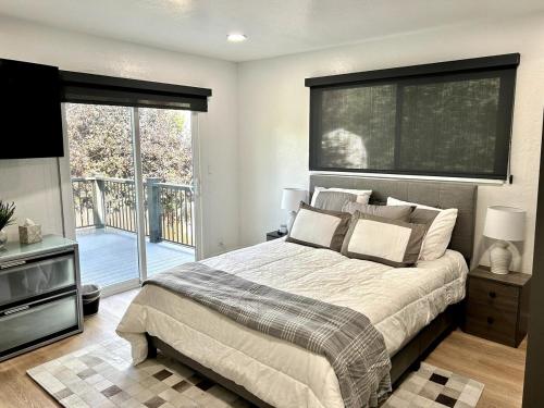ein Schlafzimmer mit großem Bett und Balkon in der Unterkunft Spacious 4BR Mountain View 5 min to PC Resort in Park City