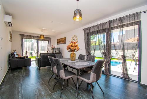 Apartment Rose with a pool in Medulin