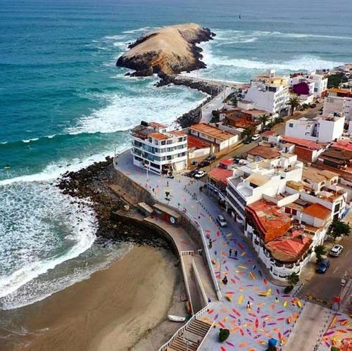 eine Luftaufnahme eines Strandes mit Sonnenschirmen und dem Meer in der Unterkunft Comfortable House in Punta Hermosa