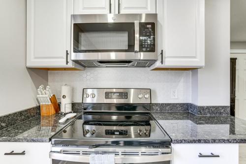 Una cocina o cocineta en Entire Private Home 2BR 2BTH Quite Area with parking
