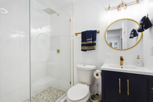 デルレイビーチにあるDazzling Delrayのシャワー、トイレ、洗面台を備えたバスルーム