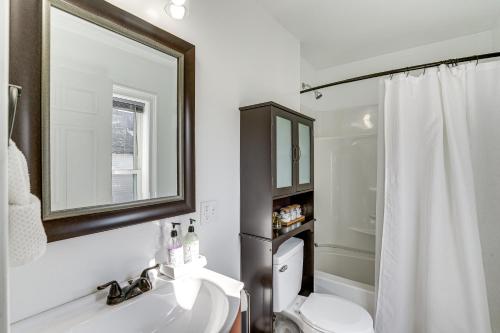 Un baño de Entire Private Home 2BR 2BTH Quite Area with parking