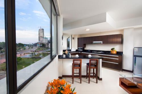Kuchyň nebo kuchyňský kout v ubytování Mai Suites Apart Hotel