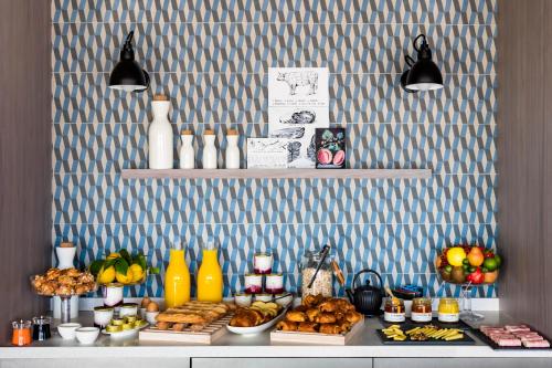 un buffet con pan y otros alimentos en una mesa en Okko Hotels Cannes Centre, en Cannes