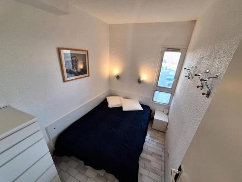 une petite pièce avec un lit et une fenêtre dans l'établissement Résidence Port Nature Colline 5 - Port Nature Colline 5 - Appartement 4 personnes face Waiki MAE-6141, au Cap d'Agde