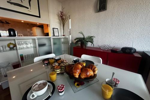 - une table avec un bol de nourriture dans l'établissement La Marina de la Petite Caroline vue Port 2 chambres, au Grau-du-Roi