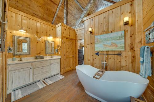 Ένα μπάνιο στο Hot Tub and Fire Pit Broken Bow Honeymoon Cabin