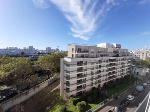 un immeuble d'appartements dans une ville avec une rue dans l'établissement Appartement 3 pièces Gare de Lyon Bercy Arena 75012 Paris, à Paris