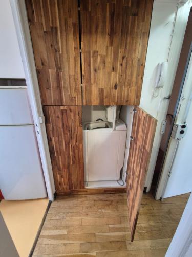 - une buanderie avec lave-linge et sèche-linge dans l'établissement Appartement 3 pièces Gare de Lyon Bercy Arena 75012 Paris, à Paris