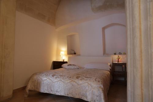 1 dormitorio con cama y espejo en la pared en Casa Vetere, en Matera
