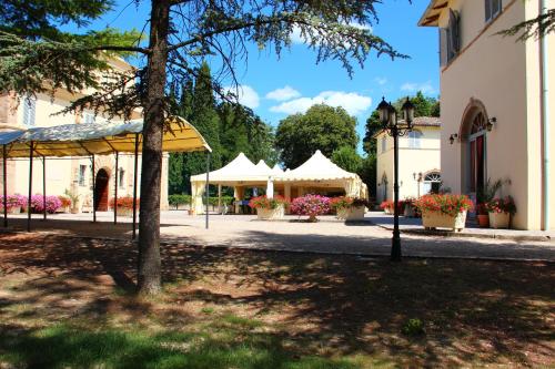 a group of tents in front of a building at Hotel Villa San Donino in Città di Castello
