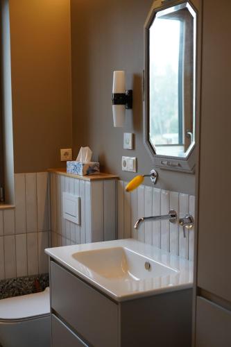 Un baño de copper beech place