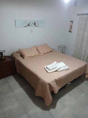 a bed with two towels on top of it at Refugio de Zorzales in Paraná