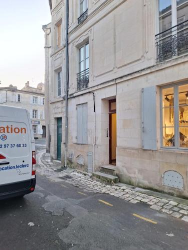 a white van parked in front of a building at Victor Hugo - Hyper centre 2 chambres in Saintes
