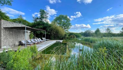 Domaine de La Beurrerie, Piscine Naturelle Privée, 5 chambres, Calme absolu, 25mn du PUY DuFou, 2 Logements attenants pour votre Confort