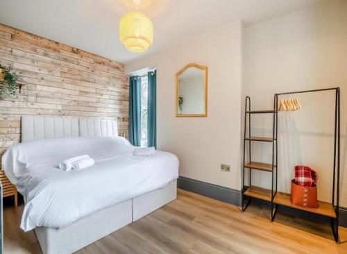 En eller flere senge i et værelse på Betty's Townhouse- Luxury 2 bed appt with parking