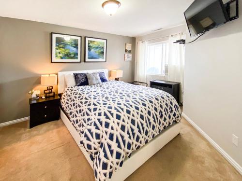 ein Schlafzimmer mit einem großen weißen Bett mit zwei Lampen in der Unterkunft Inn Building Condo 204 in Garden City