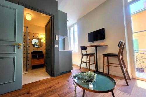un salon avec une table et une salle à manger dans l'établissement Nice Studio OLIVETTE, à Antibes