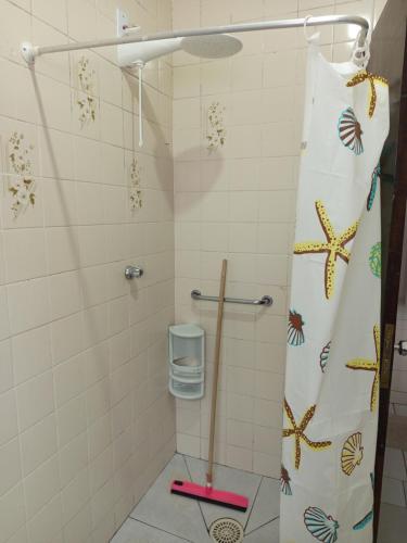 a shower in a bathroom with a shower curtain at Oásis Flórida in Peruíbe