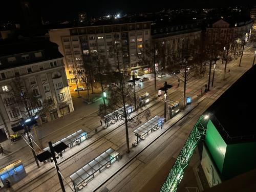 - une vue sur la ville la nuit dans l'établissement Appartement Centre ville, à Mulhouse