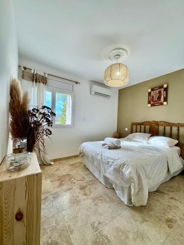 une chambre avec un grand lit et une fenêtre dans l'établissement Magnifique gîte 12 couchages, à Arles