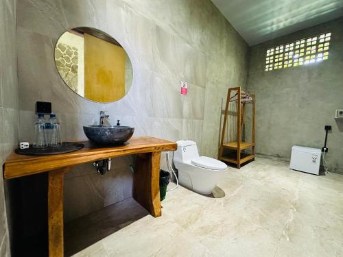 Ένα μπάνιο στο Cozy room F in uluwatu 3 mins to beach