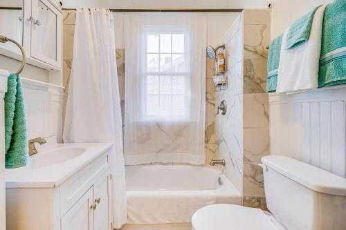 Koupelna v ubytování Pet-Friendly Home in Dtwn Wilmington WFH Welcome!