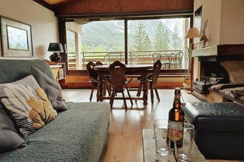 un salon avec un canapé et une table dans l'établissement Charming T3 with terrace in Chamonix, à Chamonix-Mont-Blanc