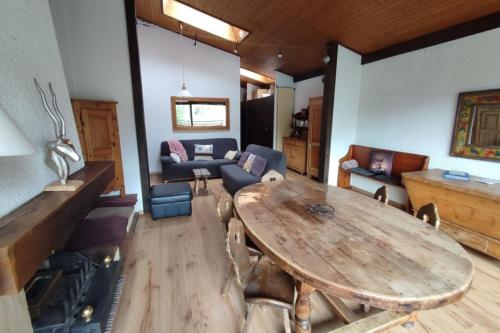 un salon avec une table et des chaises en bois dans l'établissement Charming T3 with terrace in Chamonix, à Chamonix-Mont-Blanc