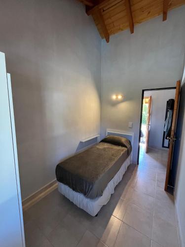 un dormitorio con una cama en una habitación en Blue House 6 Villa La Angostura, en Villa La Angostura