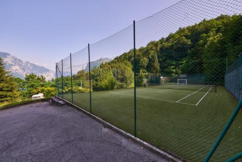 a tennis court with a net on a tennis court at Stella Apartment on Lake Como in Onno
