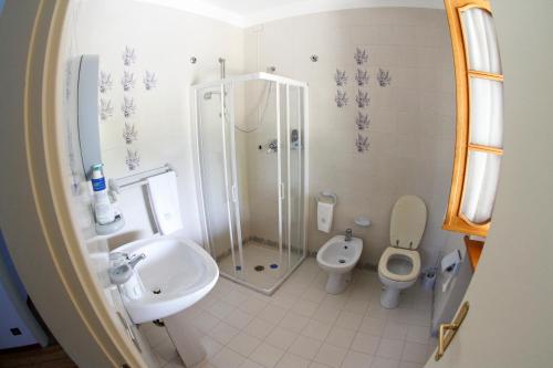 W łazience znajduje się prysznic, toaleta i umywalka. w obiekcie Casa Vacanze Selva w mieście Premariacco