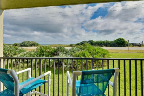 Μπαλκόνι ή βεράντα στο Ormond Beach Condo with Pool Access Steps to Coast!