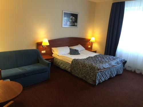 Tempat tidur dalam kamar di Hotel Lazur SPA & Conference