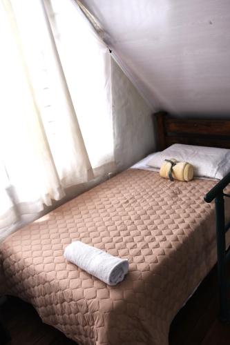 a bedroom with a bed with two towels on it at Cabaña Tipo Chalet in Machetá