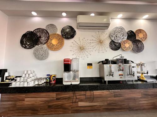 Příslušenství pro přípravu čaje a kávy v ubytování Hotel Bugari Aeropuerto Guadalajara