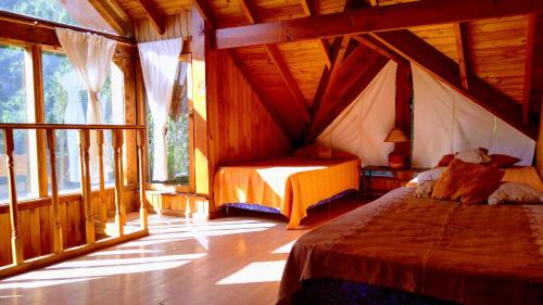 ein Schlafzimmer mit einem Zelt mit 2 Betten in der Unterkunft Nuestra Ruca in San Martín de los Andes