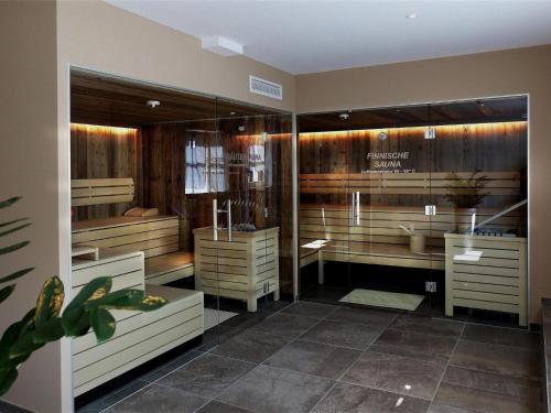 baño con lavamanos y espejos en una habitación en Tauern Suites Mitterwirt TOP 215, en Piesendorf