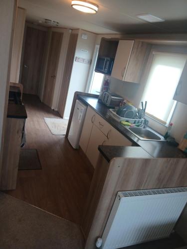 Una cocina o zona de cocina en Caravan on Lyons winkups holiday park